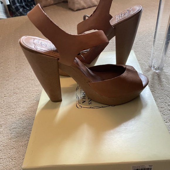 Lucky Brand Tan Heels - Picture 2 of 4